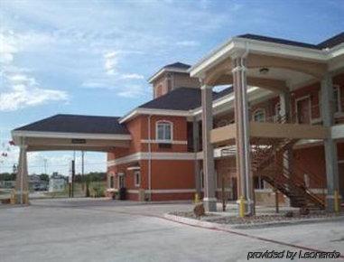 Belmont Inn And Suites Beeville Exterior photo